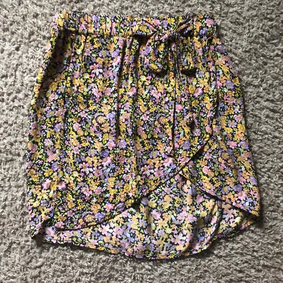 H&M Dresses & Skirts - Floral tulip hem skirt